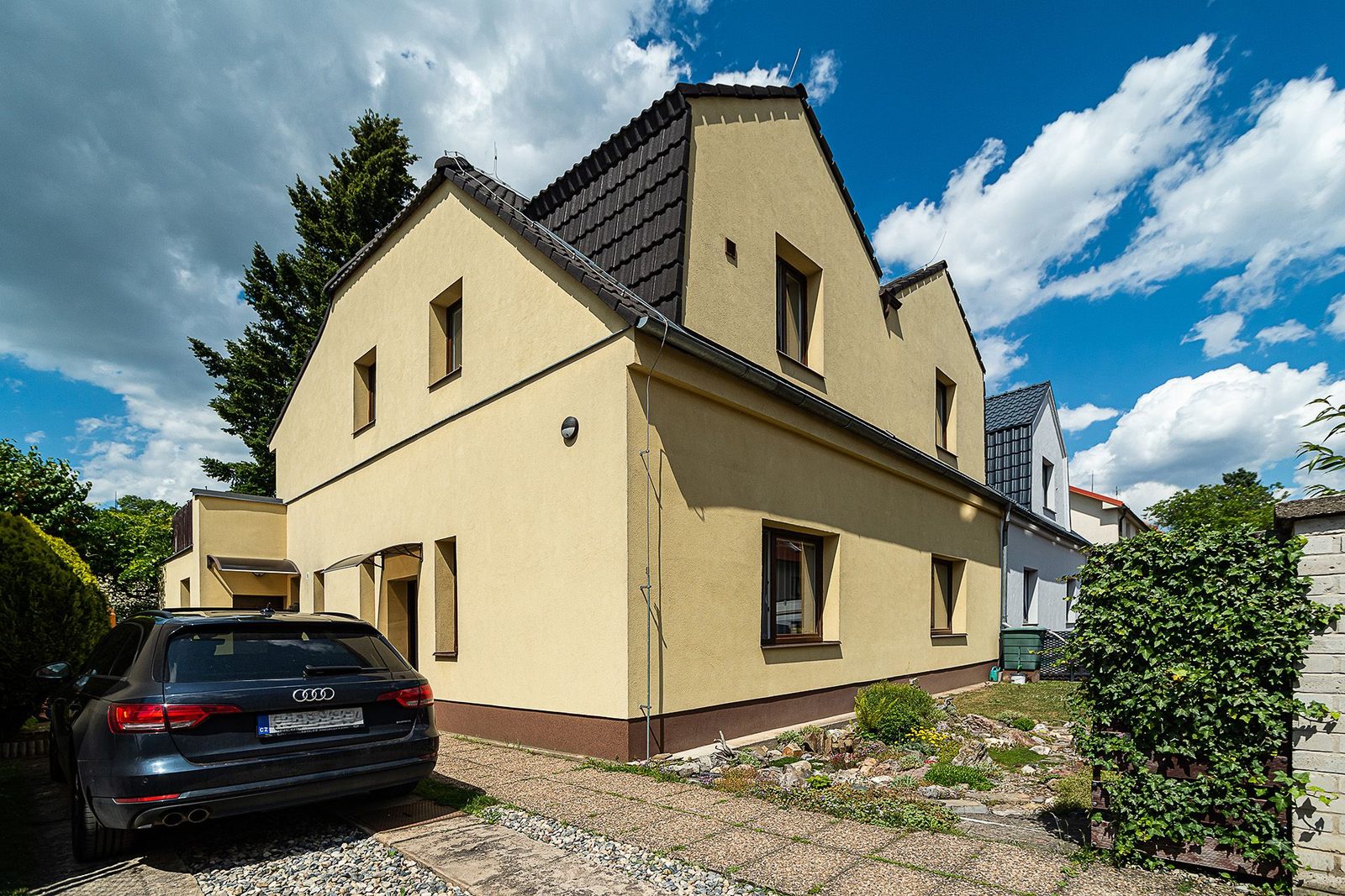 Multigenerational House with Pool in Stodůlky, Prague 5